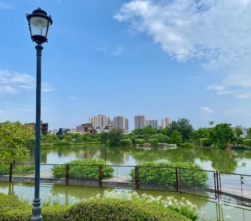 Houses & Flats for sale Noida - Photos for Gaur Yamuna City – Premium 2 3 4 BHK Apartments & Villas