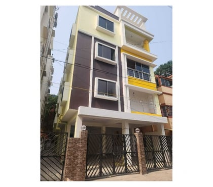 Houses & Flats for sale - Photos for 3BHK With Car Parking Flat Sale at Paikpara Near Shyam Bazar